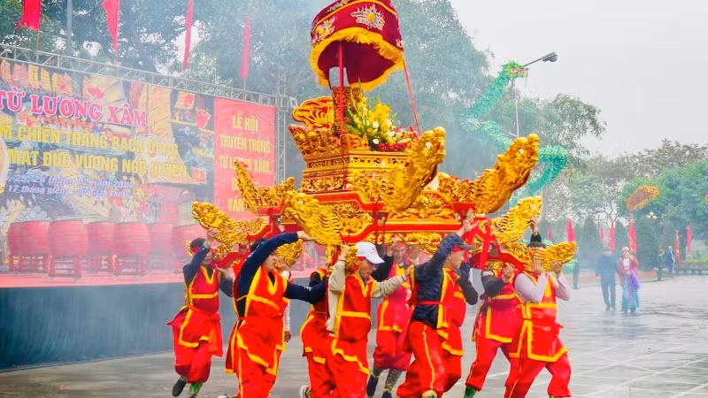 Rước kiệu trong Lễ hội truyền thống Từ Lương Xâm.