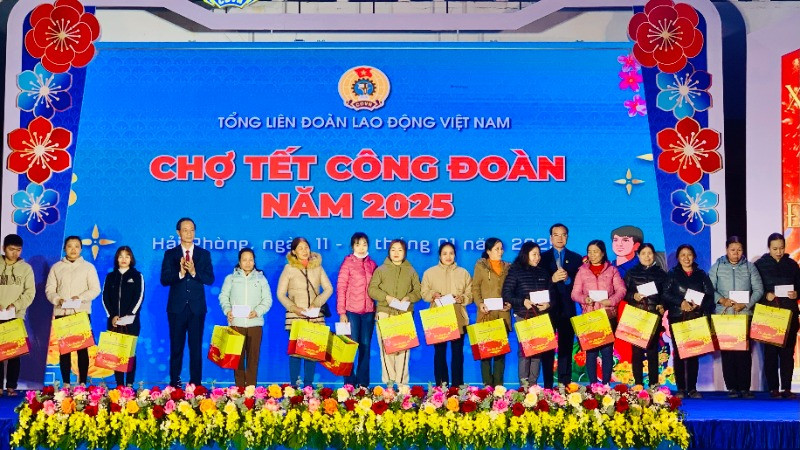 Lãnh đạo Tổng Liên đoàn Lao động Việt Nam và thành phố Hải Phòng trao quà Tết tặng công nhân, lao động.