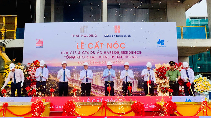 Đồng chí Trần Lưu Quang, Ủy viên Trung ương Đảng, Trưởng Ban Kinh tế Trung ương cùng lãnh đạo thành phố Hải Phòng dự lễ cất nóc 2 công trình nhà ở xã hội CT3A, CT4B.