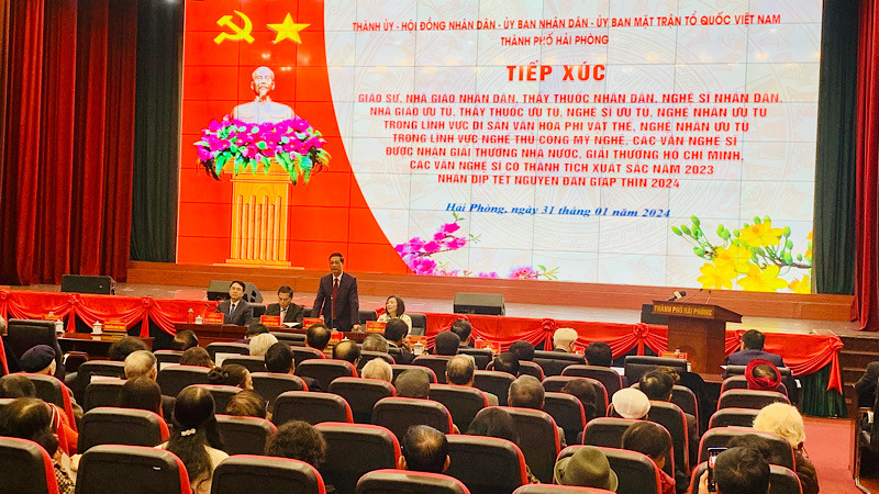 Quang cảnh buổi gặp mặt của lãnh đạo thành phố Hải Phòng với đội ngũ trí thức, văn nghệ sĩ tiêu biểu.