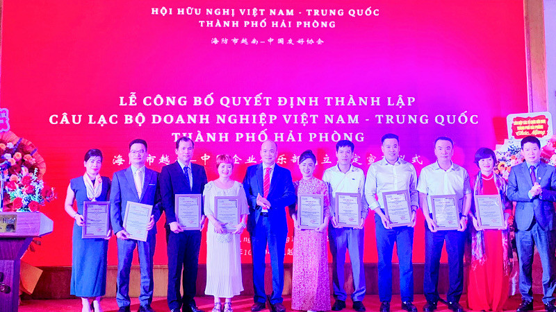 Trao quyết định công nhận thành viên Câu lạc bộ Doanh nghiệp Việt Nam-Trung Quốc thành phố Hải Phòng cho các doanh nghiệp. 