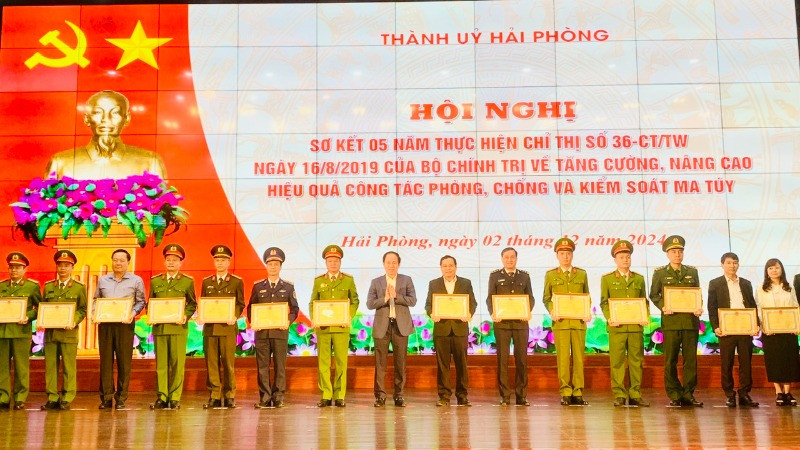 Bí thư Thành ủy Hải Phòng trao Bằng khen tặng các tập thể có thành tích xuất sắc trong công tác phòng, chống ma túy.
