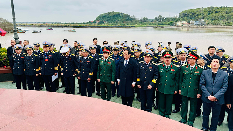 Dâng hương tri ân các Anh hùng liệt sĩ Đoàn tàu không số.
