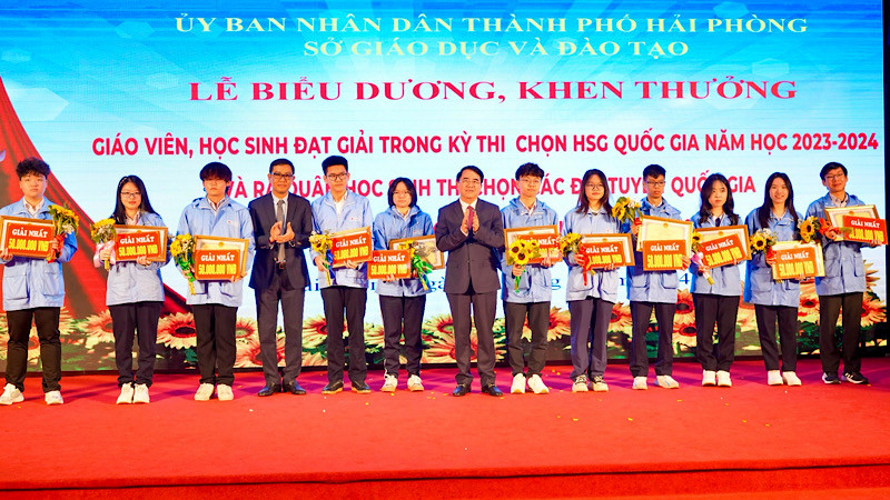 Lãnh đạo Ủy ban nhân dân thành phố và Sở Giáo dục-Đào tạo Hải Phòng trao phần thưởng tặng các học sinh đạt giải Nhất kỳ thi học sinh giỏi quốc gia.