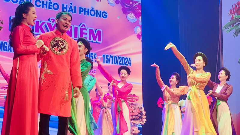 Các nghệ sĩ, diễn viên Đoàn Chèo Hải Phòng thể hiện lịch sử 70 năm bằng hoạt cảnh chèo "Đong đầy kỷ niệm".