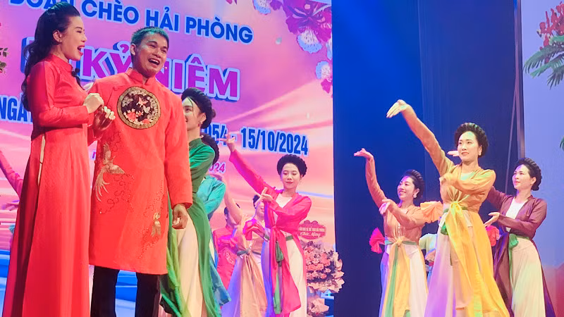 Các nghệ sĩ, diễn viên Đoàn Chèo Hải Phòng thể hiện lịch sử 70 năm bằng hoạt cảnh chèo "Đong đầy kỷ niệm".