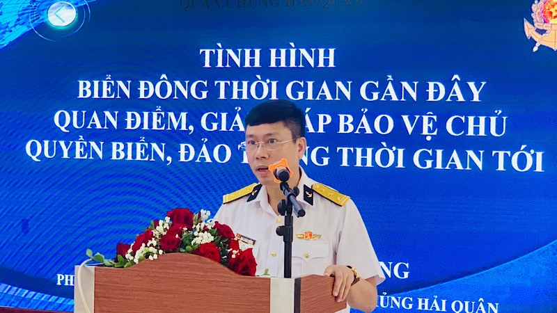 Lãnh đạo Phòng Tuyên huấn (Cục Chính trị, Bộ Tư lệnh Hải quân) thông tin về tình hình biển, đảo và công tác bảo vệ chủ quyền biển, đảo.