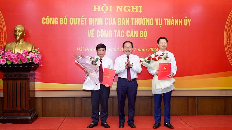 Bí thư Thành ủy Hải Phòng Lê Tiến Châu trao Quyết định và tặng hoa các cán bộ mới được điều động, bổ nhiệm.