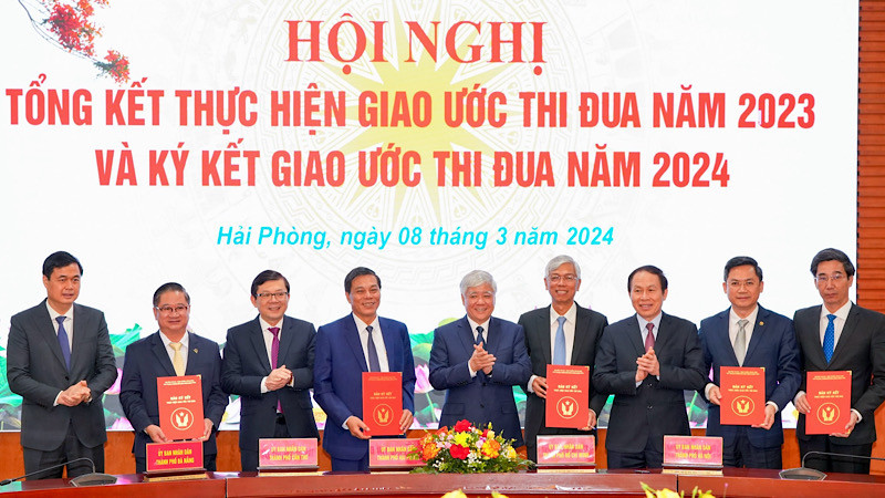 Đại diện lãnh đạo 5 thành phố trực thuộc Trung ương ký kết giao ước thi đua năm 2024.