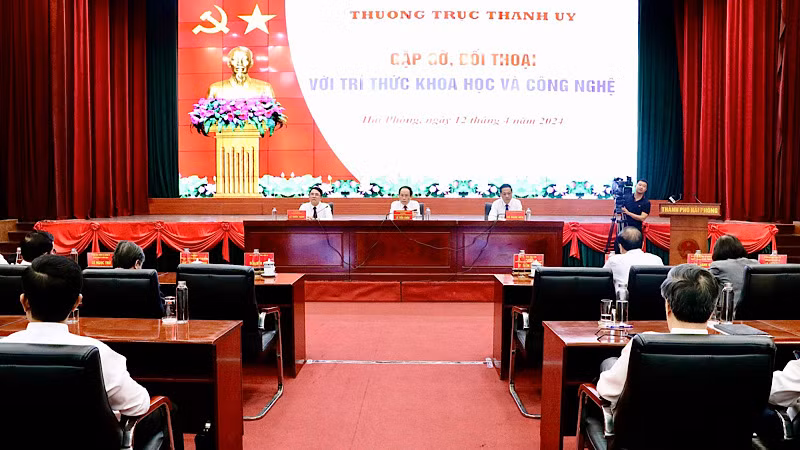 Quang cảnh đối thoại giữa Thường trực Thành ủy Hải Phòng với đội ngũ trí thức.