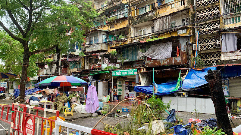 Toàn bộ người dân khu nhà 5 tầng nguy hiểm A7 Vạn Mỹ (quận Ngô Quyền) đã được sơ tán an toàn.