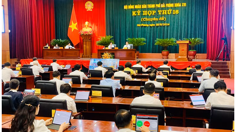 Các đại biểu nhấn nút thông qua Nghị quyết về chủ trương điều chỉnh, sắp xếp đơn vị hành chính cấp xã giai đoạn 2023-2025.