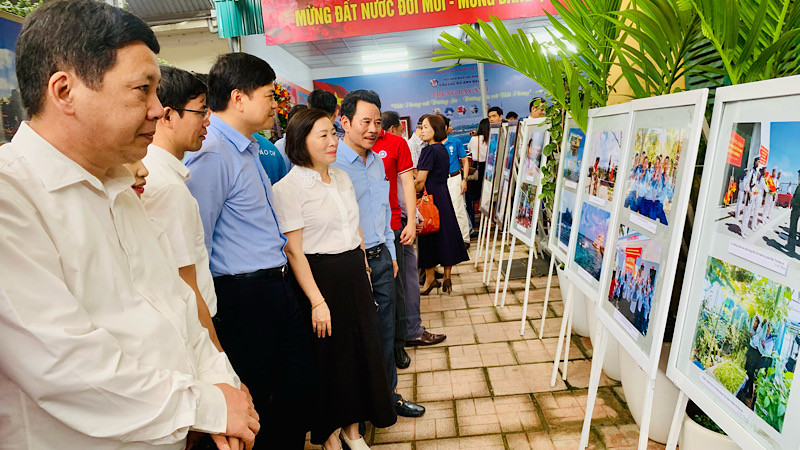 Lãnh đạo thành phố Hải Phòng cùng các đại biểu xem trưng bày ảnh.