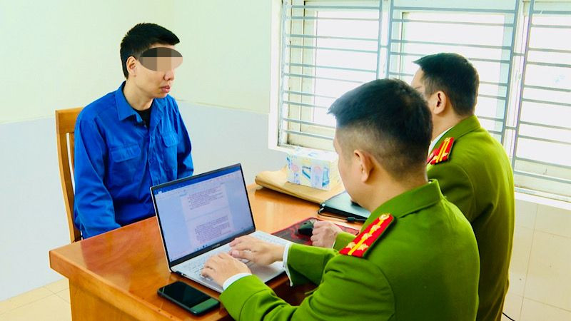 Đối tượng Phạm Thành Dương tại cơ quan công an quận Hải An. (Ảnh do cơ quan công an cung cấp)