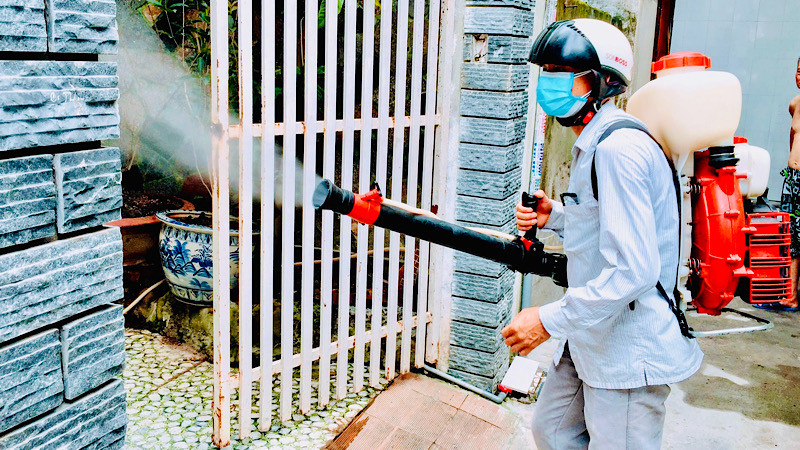 Phun thuốc diệt muỗi tại các khu dân cư là biện pháp quan trọng để phòng bệnh sốt xuất huyết Dengue.