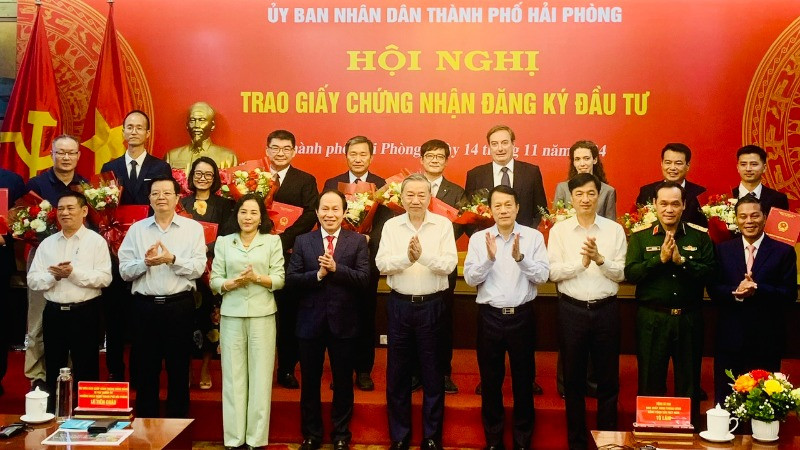 Tổng Bí thư Tô Lâm cùng Đoàn công tác Trung ương chứng kiến lễ trao Giấy chứng nhận đăng ký đầu tư cho các doanh nghiệp.