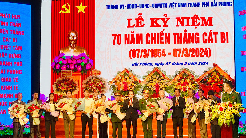 Bí thư Thành ủy Hải Phòng trao hoa tặng các dũng sĩ Cát Bi và thân nhân các dũng sĩ Cát Bi.