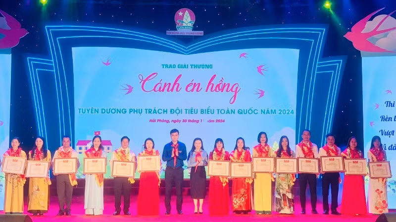 Lãnh đạo Trung ương Đoàn và Hội đồng Đội Trung ương trao giải thưởng "Cánh én hồng" tặng các giáo viên làm Tổng phụ trách Đội tiêu biểu.