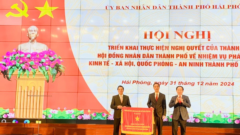 Lãnh đạo thành phố Hải Phòng đón nhận Cờ thi đua của Chính phủ.