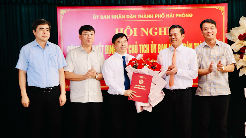 Lãnh đạo thành phố Hải Phòng trao Quyết định và chúc mừng tân Giám đốc Sở Tài nguyên và Môi trường Hải Phòng.