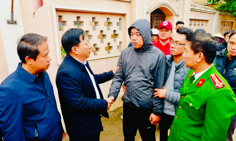 Lãnh đạo Ủy ban nhân dân thành phố Hải Phòng, huyện Vĩnh Bảo và các ngành chia sẻ, động viên gia đình có người thiệt mạng trong vụ cháy.