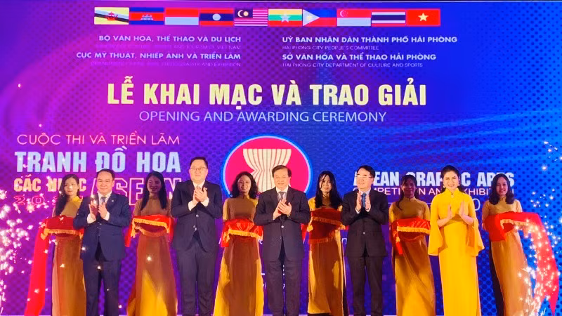 Khai mạc triển lãm tranh đồ họa các nước ASEAN 2024 tại Hải Phòng.