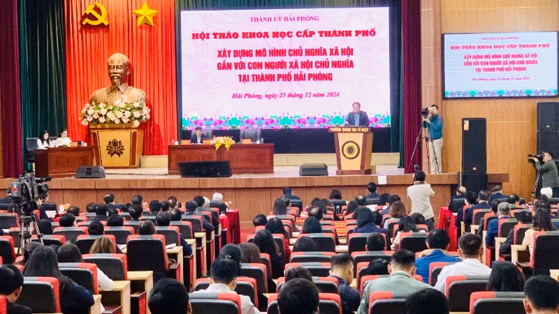 Bí thư Thành ủy Hải Phòng Lê Tiến Châu phát biểu tại hội thảo.