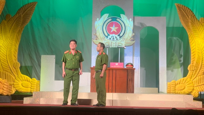 Hình tượng người chiến sĩ công an luôn tỏa sáng trong vở diễn "Không gục ngã".