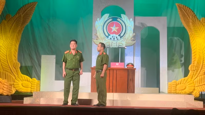 Hình tượng người chiến sĩ công an luôn tỏa sáng trong vở diễn "Không gục ngã".