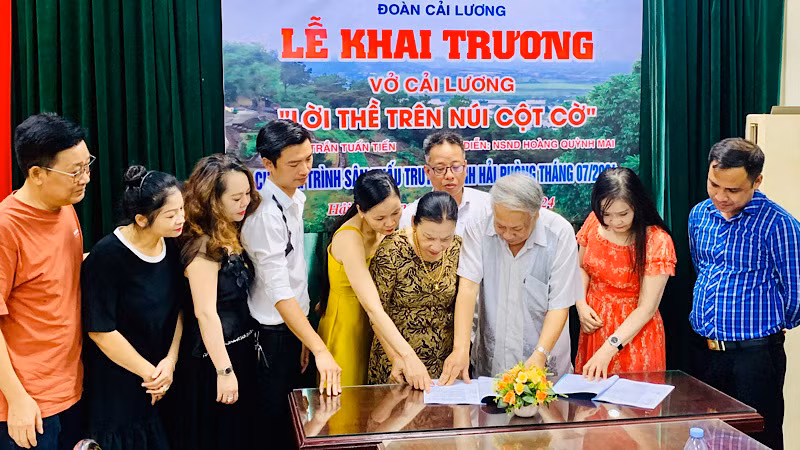 Ê-kíp sáng tạo trao đổi nội dung kịch bản vở diễn "Lời thề trên núi Cột Cờ".