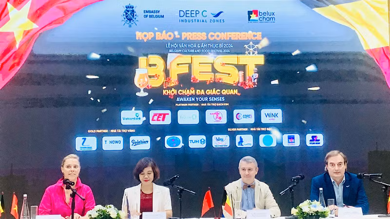 Đại sứ Vương quốc Bỉ tại Việt Nam, cùng lãnh đạo Sở Ngoại vụ thành phố Hải Phòng và Khu công nghiệp DEEP-C chủ trì cuộc họp báo.