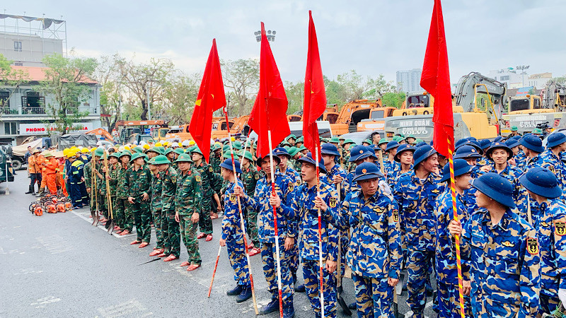 Các lực lượng vũ trang cùng đội ngũ kỹ thuật tình nguyện các địa phương triển khai hỗ trợ thành phố Hải Phòng khắc phục thiệt hại bão số 3.