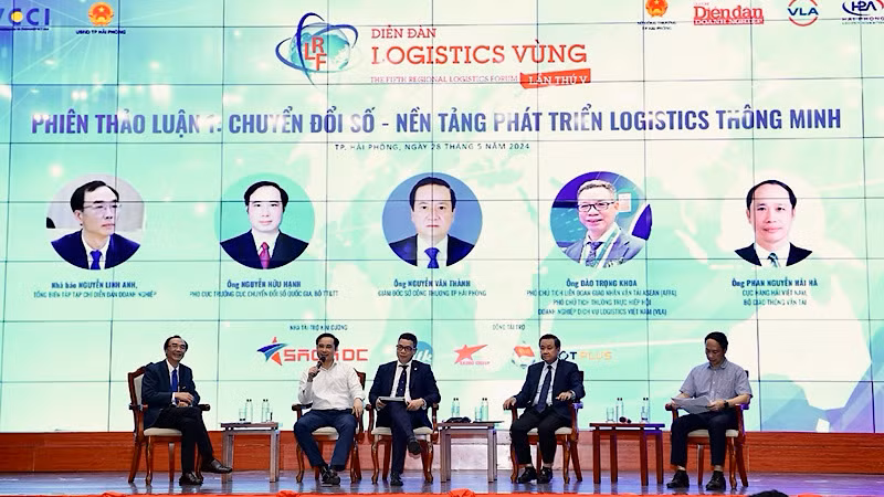 Phiên thảo luận tại diễn đàn Logistics “Chuyển đổi số - Động lực thúc đẩy tăng trưởng vùng đồng bằng sông Hồng-Hải Phòng 2024”.
