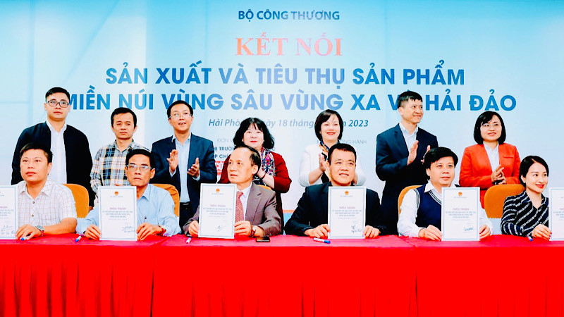 Các đơn vị ký kết chương trình kết nối sản xuất và tiêu thụ sản phẩm miền núi, vùng sâu, vùng xa, hải đảo.