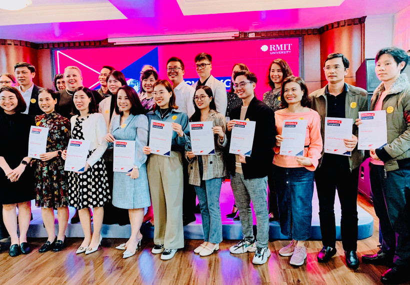 Các học viên hoàn thành khóa đào tạo thí điểm đầu tiên của Đại học RMIT tại Hải Phòng.