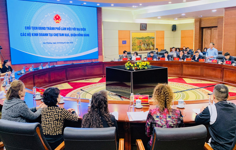 Chủ tịch Ủy ban nhân dân thành phố Hải Phòng đối thoại với các hộ kinh doanh tại chợ Tam Bạc sáng 24/2.