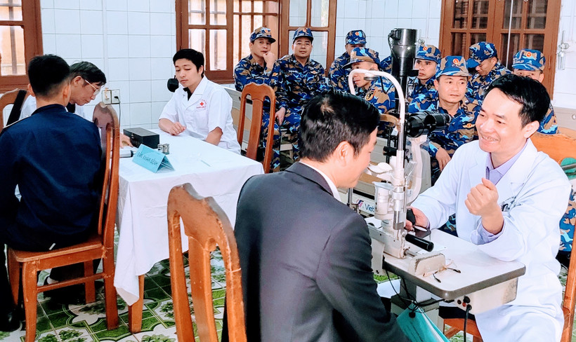 Khám mắt cho cán bộ, chiến sĩ và nhân dân đảo Bạch Long Vĩ.