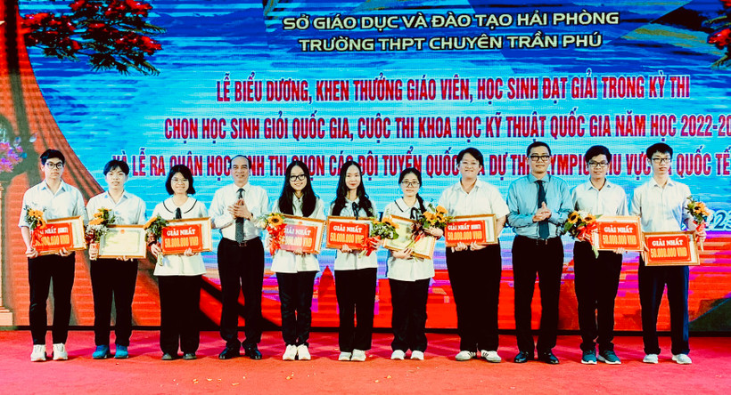 Trao thưởng tặng các học sinh xuất sắc đoạt giải Nhất.