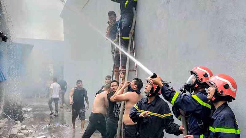 Lực lượng Phòng cháy, chữa cháy và cứu nạn, cứu hộ nỗ lực dập lửa tại nhà kho chứa giày, dép.