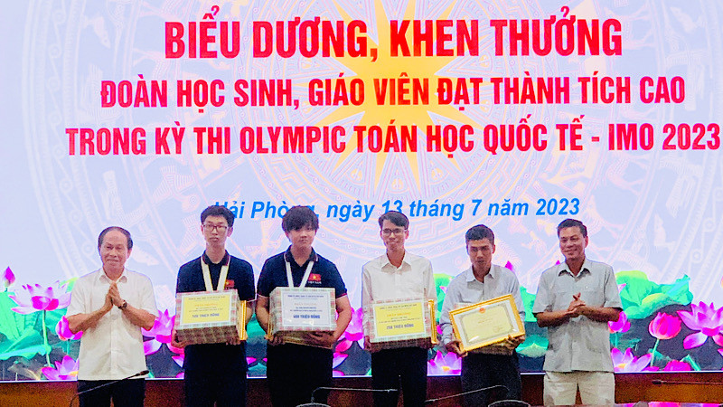 Lãnh đạo Thành ủy, Ủy ban nhân dân thành phố Hải Phòng trao Bằng khen và phần thưởng tặng 2 học sinh và 2 giáo viên có học sinh đoạt giải.