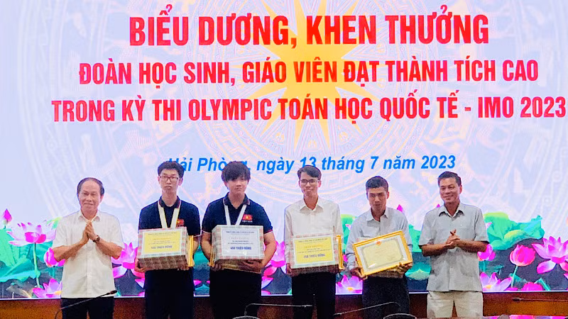 Lãnh đạo Thành ủy, Ủy ban nhân dân thành phố Hải Phòng trao Bằng khen và phần thưởng tặng 2 học sinh và 2 giáo viên có học sinh đoạt giải.