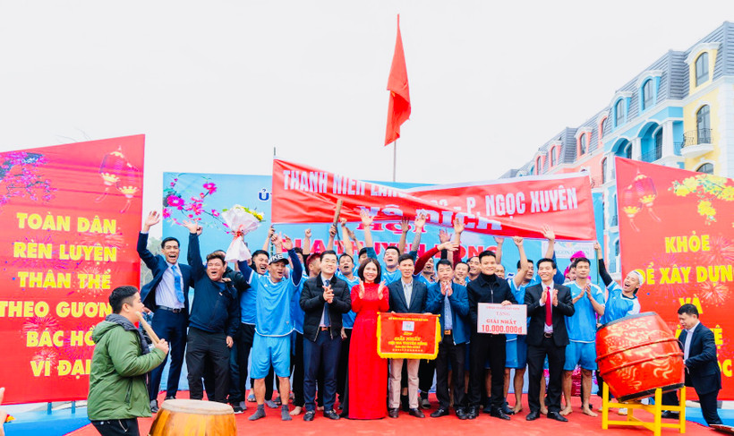 Lãnh đạo quận Đồ Sơn trao giải Nhất tặng đội đua thuyền phường Ngọc Xuyên.
