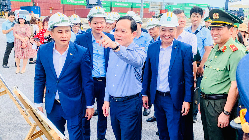 Phó Thủ tướng Trần Lưu Quang cùng đoàn công tác thị sát tại khu vực cảng biển Hải Phòng.