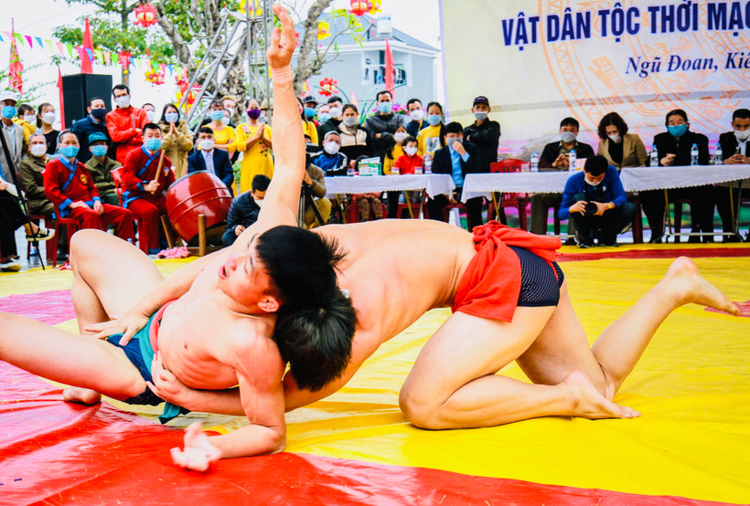 Một keo đấu vật trong Hội thi truyền thống Vật dân tộc thời Mạc lần thứ 1 năm 2022.