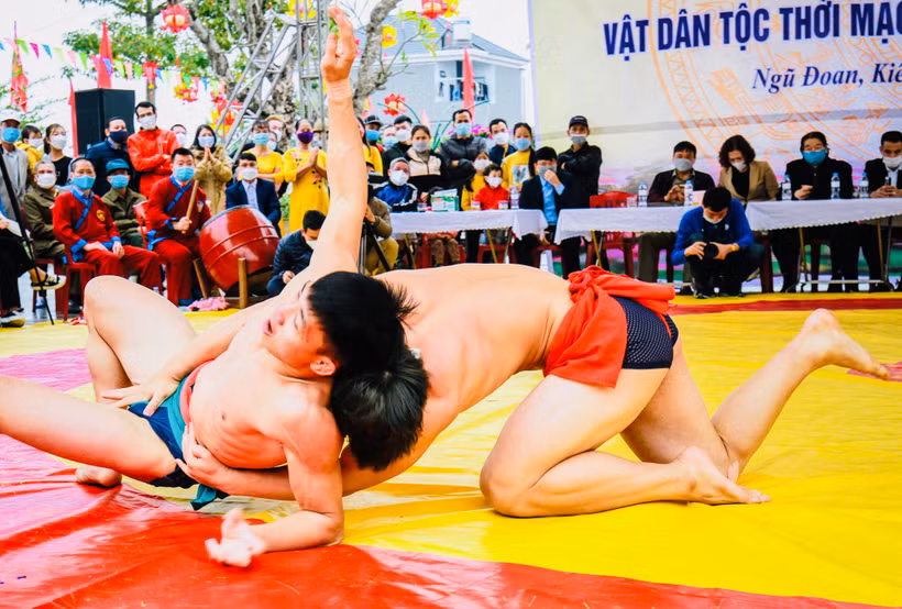 Một keo đấu vật trong Hội thi truyền thống Vật dân tộc thời Mạc lần thứ 1 năm 2022.