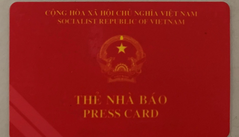 Thẻ nhà báo giả mạo.