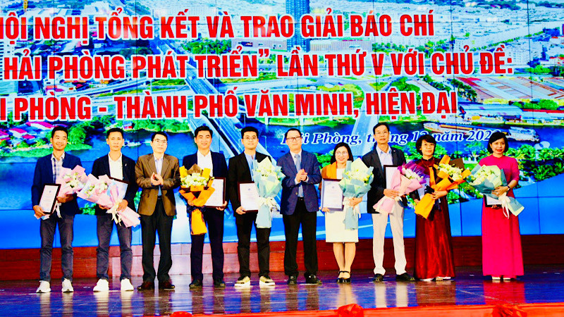 Ban tổ chức trao giải báo chí tặng các tác giả và nhóm tác giả đoạt giải.