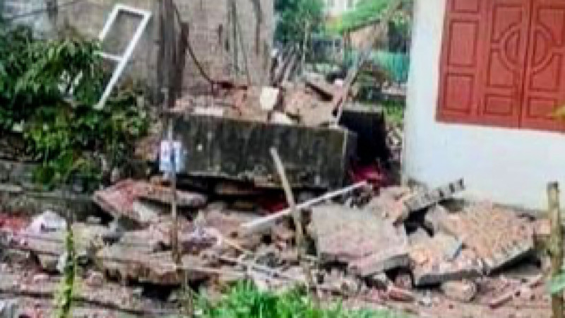 Ngôi nhà tạm bị sập tan hoang sau vụ nổ.