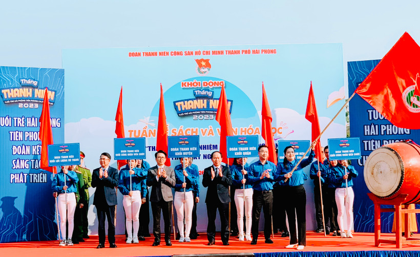 Bí thư Thành ủy Hải Phòng Lê Tiến Châu cùng các đại biểu thực hiện nghi thức khởi động Tháng Thanh niên Hải Phòng năm 2023.