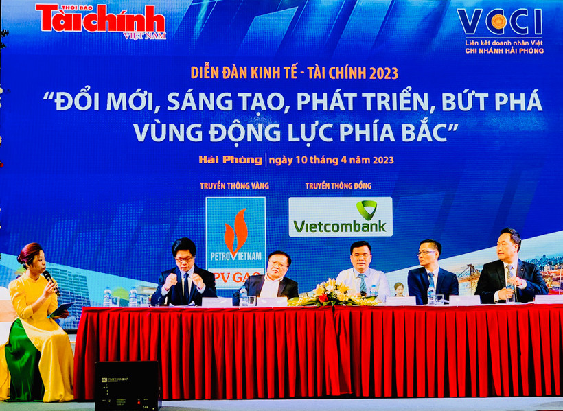 Các diễn giả trao đổi tại Diễn đàn Kinh tế-Tài chính năm 2023 tại Hải Phòng.